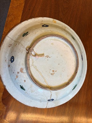 Lot 117 - An Iznik style pottery dish