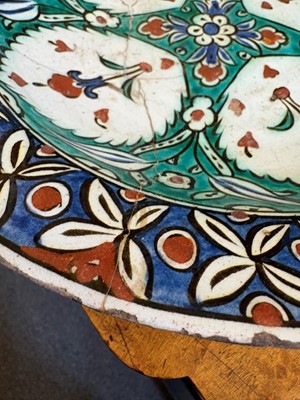Lot 117 - An Iznik style pottery dish