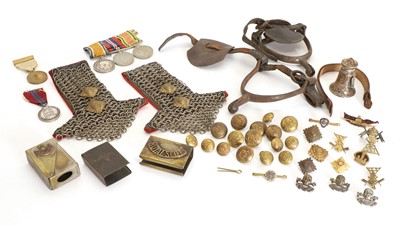 Lot 321 - A collection of militaria