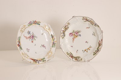 Lot 103 - An English porcelain cabinet plate