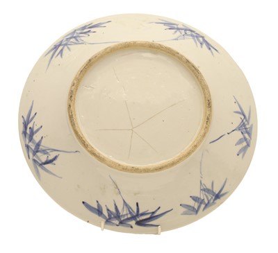 Lot 61 - A large Chinese blue and white plate
