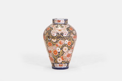 Lot 473 - A large Imari porcelain jar