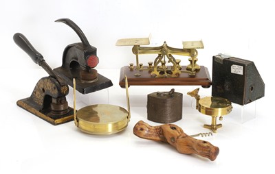 Lot 324 - A group of metal and brass collectibles