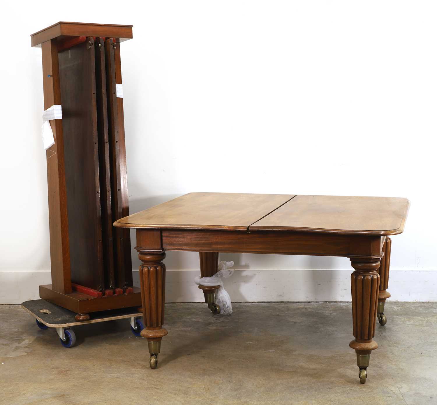 Lot 512 - A William IV mahogany extending dining table