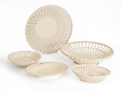 Lot 120 - A collection of creamware plates and bowls