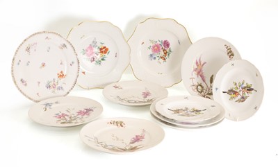 Lot 121 - A collection of Continental porcelain plates