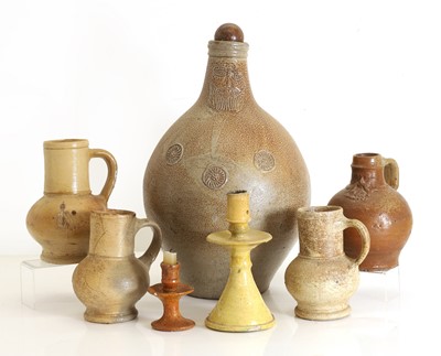 Lot 121 - A collection of pottery
