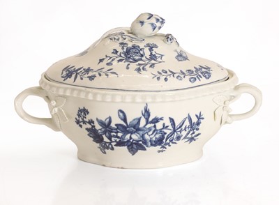 Lot 117 - A Worcester blue and white lidded tureen dish