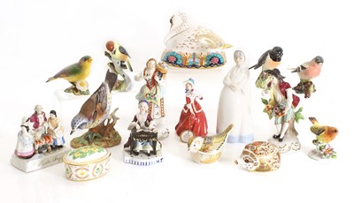 Lot 104 - A collection of porcelain items