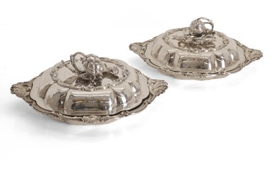 Lot 39 - A matched pair of Hunt and Roskell silver dishes and covers