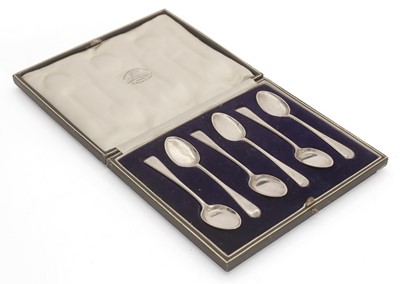 Lot 15 - A cased set of silver coffee spoons