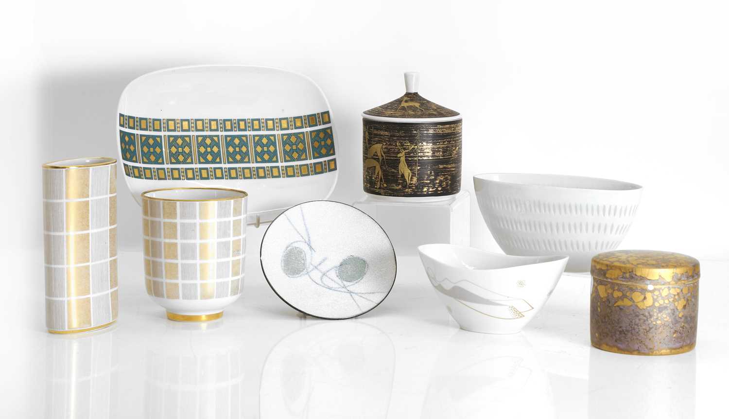 Lot 120 - A group of eight ceramics