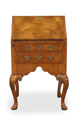 Lot 511 - A small walnut bureau