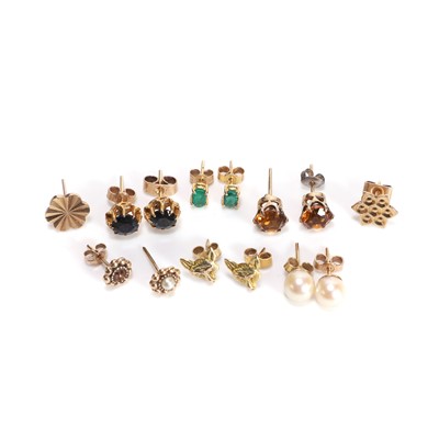 Lot 322 - A collection of stud earrings