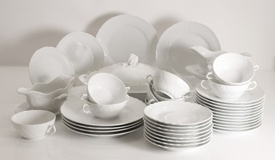 Lot 124 - A Richard Ginori porcelain dinner service