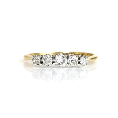 Lot 125 - A diamond five stone ring