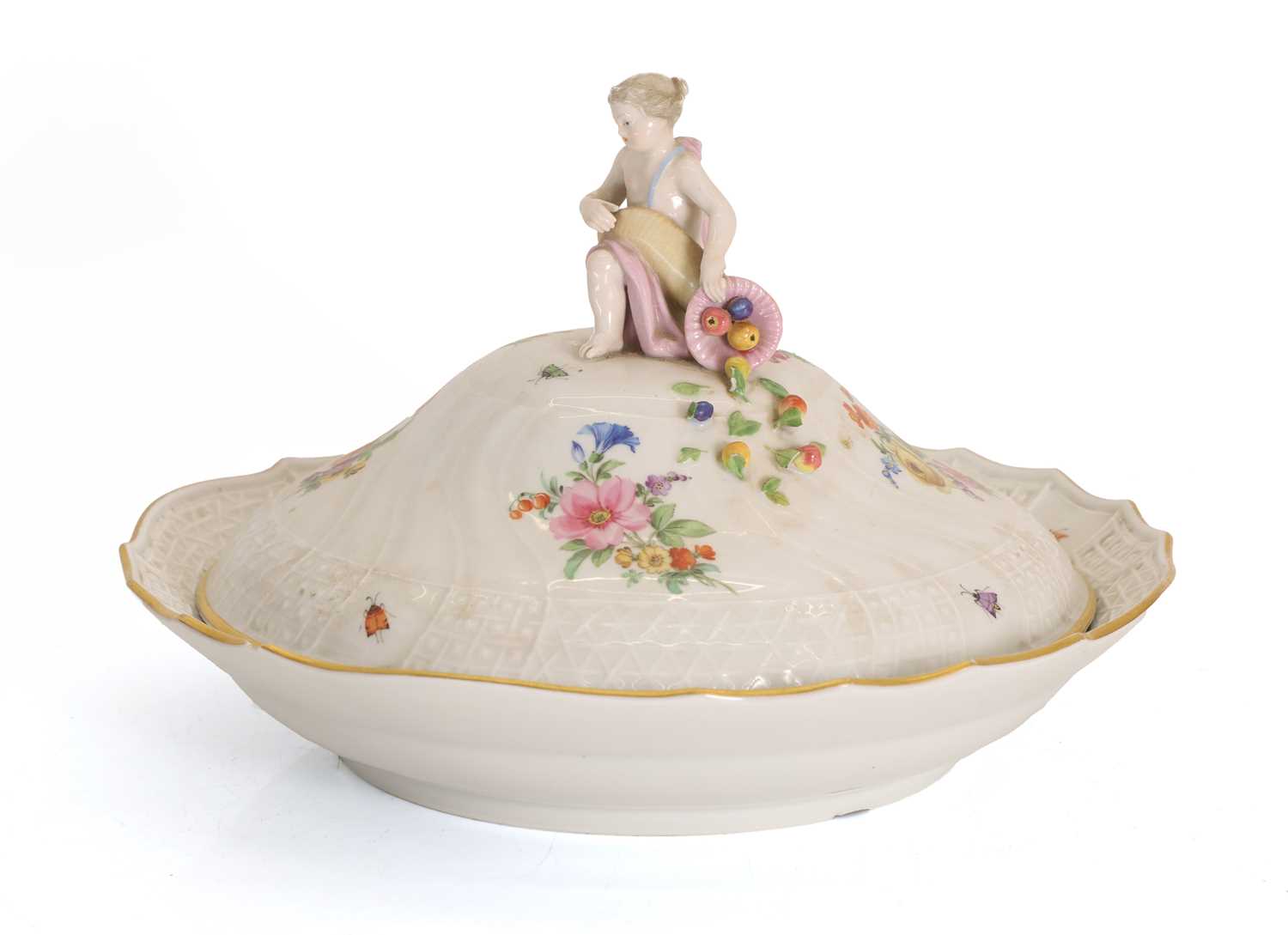 Lot 105 - A Meissen tureen and cover