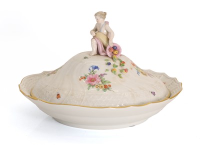 Lot 105 - A Meissen tureen and cover