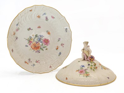 Lot 105 - A Meissen tureen and cover