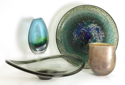 Lot 152 - A collection of glass items