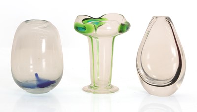 Lot 152 - A collection of glass items