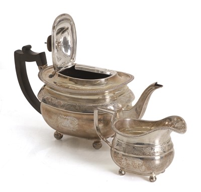 Lot 8 - A silver teapot