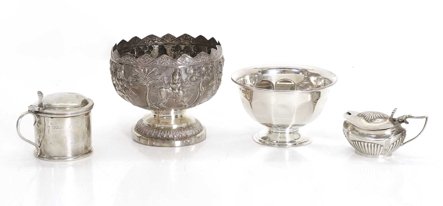 Lot 10 - An assortment of silver items