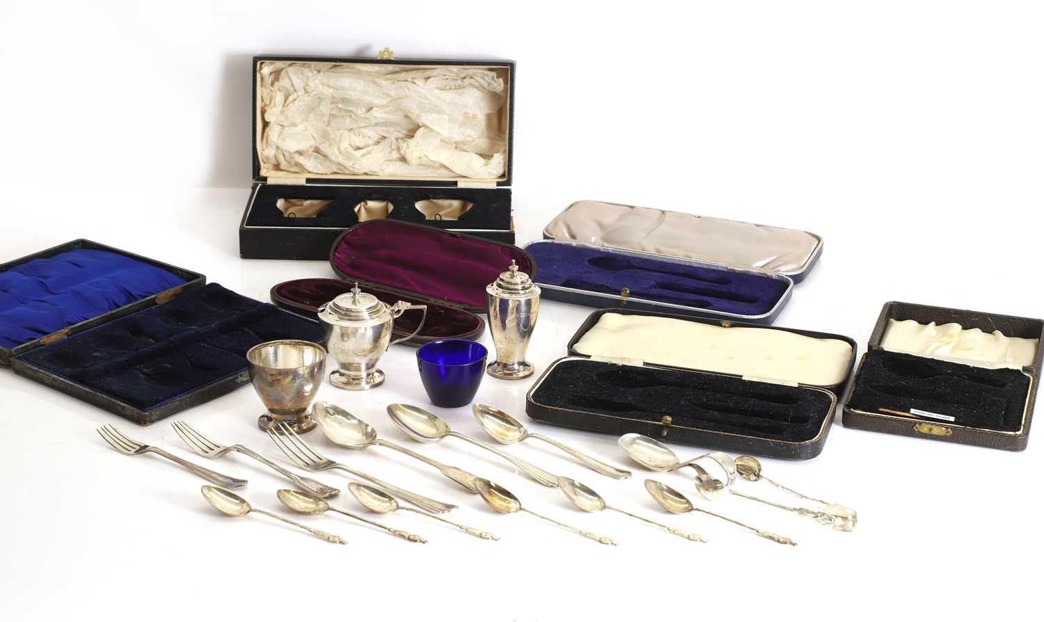 Lot 23 - An assortment of silver items