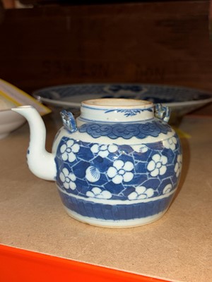 Lot 52 - A collection of Chinese porcelain