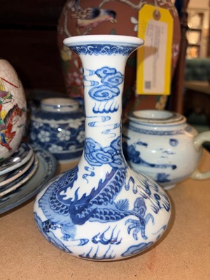 Lot 52 - A collection of Chinese porcelain
