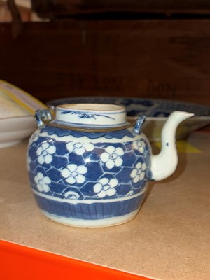 Lot 52 - A collection of Chinese porcelain