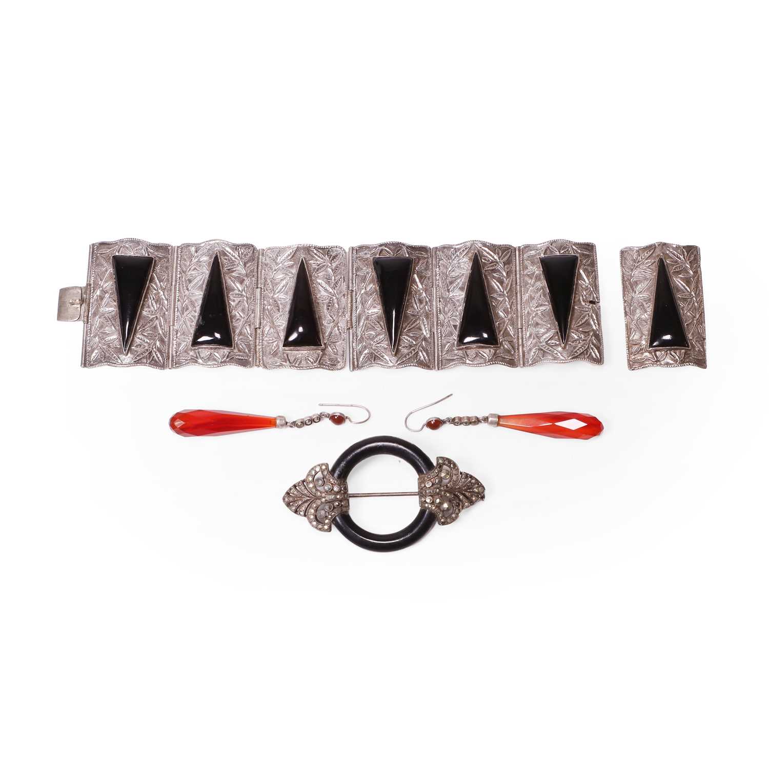 Lot 323 - A group of vintage silver and hardstone jewellery