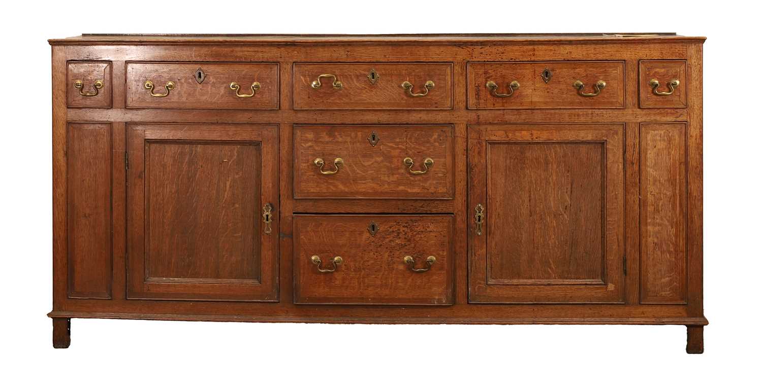 Lot 522 - An oak dresser