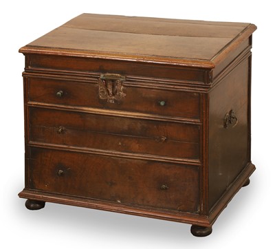 Lot 542 - An oak close stool