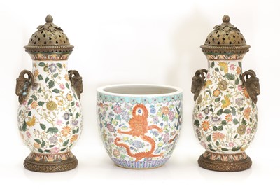 Lot 51 - A group of modern ceramics