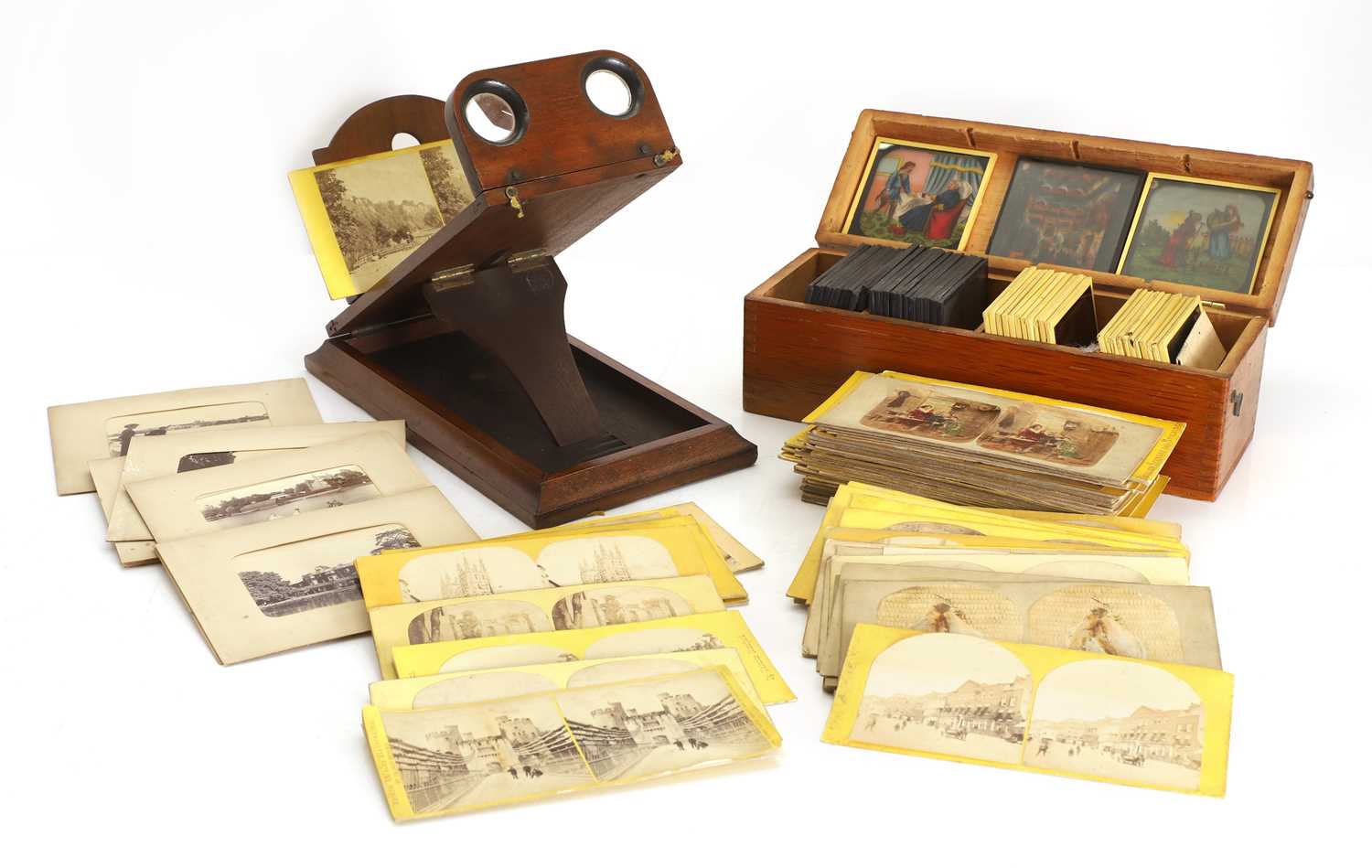 Lot 322 - A mahogany stereoscopic viewer