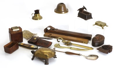 Lot 335 - A collection of metalware and desk accessories