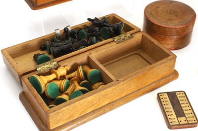 Lot 318 - A turned wood and stained chess set