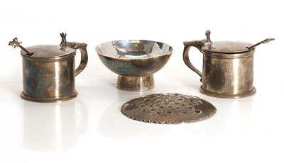Lot 24 - A collection of silver items
