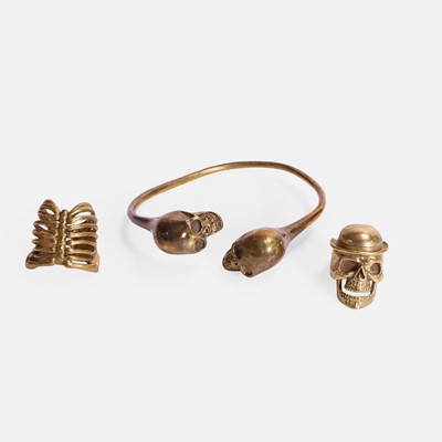 Lot 106 - A bronze skull and bones memento mori jewellery group