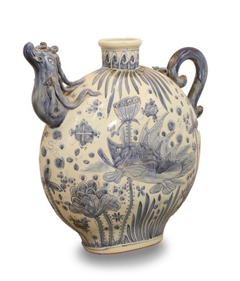 Lot 60 - A large blue and white porcelain ewer