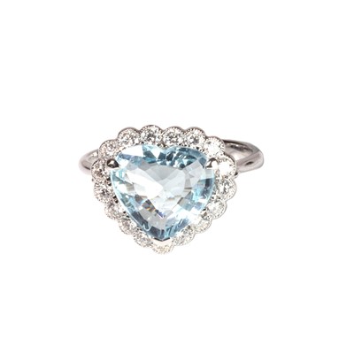 Lot 139 - An aquamarine and diamond ring
