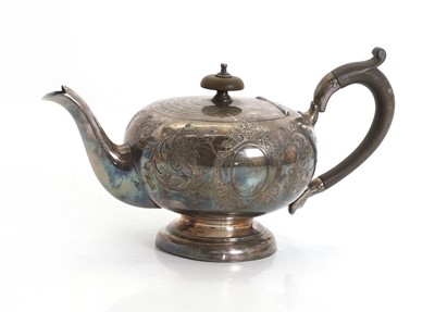 Lot 7 - A silver teapot
