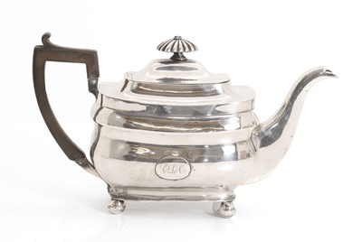 Lot 3 - A silver Georgian teapot