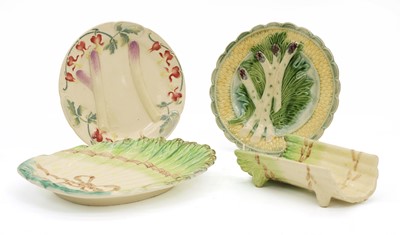 Lot 117 - A St Clement asparagus plate